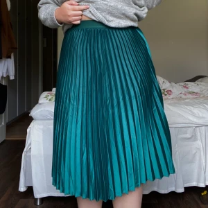 Superfin mörkgrön kjol! - Använd ett fåtal gånger. Väldigt stretchig så passar nog storlek 36-40! 🥰 frakt tillkommer!