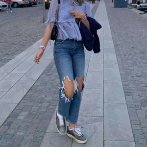 LJUSBLÅ JEANS MED HÅL 💙💙 - Ett par svin snygga jeans från Gina tricot som jag köpte för 400kr , de passar perfekt till sommaren!!