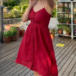 Sundress - En jättefin mörkröd klänning med justerbara band.pris kan sänkas vid snabb affär! Ni står för frakten✨🚚