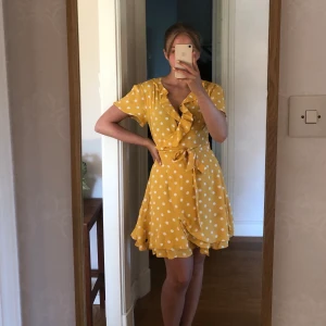 sommarklänning - en av de allra finaste sommarklänningarna💛💛💛 använd två gånger och säljer pga att jag har väldigt många klänningar☺️