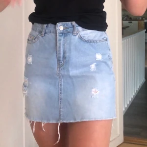 Jeans kjol - Snygg jeans kjol från chiquelle eller madlady, kommer inte riktigt ihåg. Använd fåtal gånger. Säljer pga att den blivit för kort tyvärr. Köparen står för frakten:)