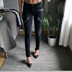 Svarta jeans från Gina Tricot, storlek 34. Jeansen har coola dragkedjor i silver på låren, vid ena framfickan och längst ner på benet. Priset är exklusive frakt, 63kr. 