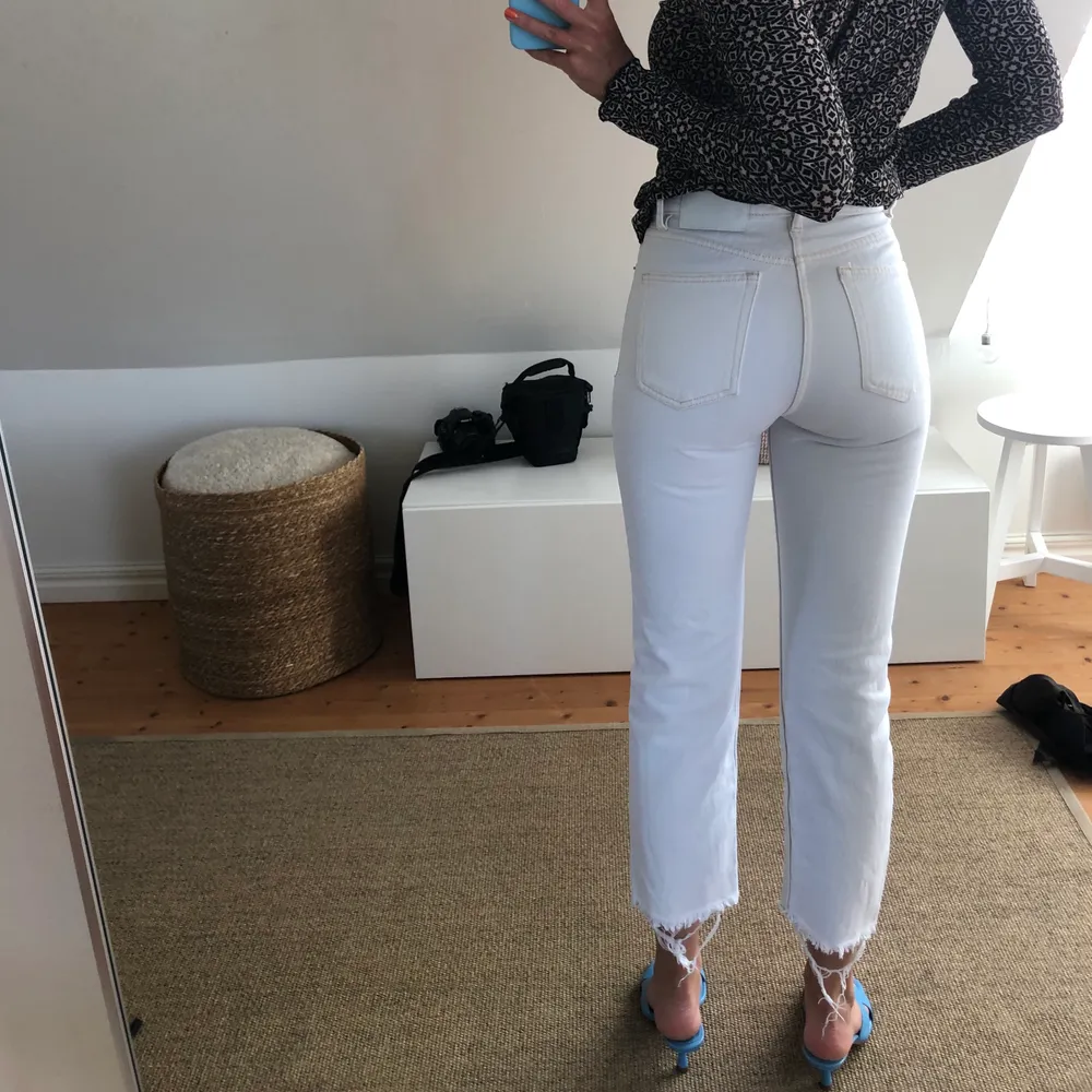 Helt oanvända vita Zara jeans med slitningar nedtill😍 jag är 173 cm lång! Köparen står för frakt!💛. Jeans & Byxor.