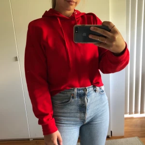 Röd hoodie - Fint skick, 120kr inklusive frakt
