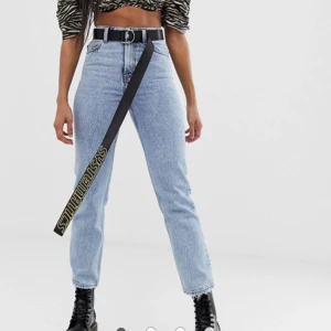 Mom jeans  - Ljusblå stentvättade. Dödsfina, inköpta från Asos i vintras. Sparsamt använda och nu har de blivit för små.. Modellen heter collusion x 005 .  Strl 24/30 men satt snyggt på mig som hade xs och är 168