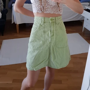 Manchester kjol - SÖT kjol i pastellgrönt manchester! Har även så gulliga fickor bak. Somrig🍓