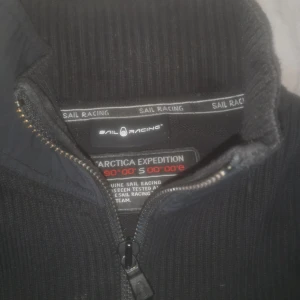 Sail racing stickad tröja - Sail racing tröja i storlek L, riktigt bra vintertröja. Har en exklusiv ficka på sidan. Köpt för 1200kr för 1 år sedan. I gott skick. 