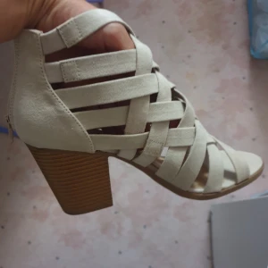 Nya sandaler 37 - Nya, helt oanvända. För stora till mig tyvärr. Strl typisk 37, jag har 36. Passar till klänning och jeans😍