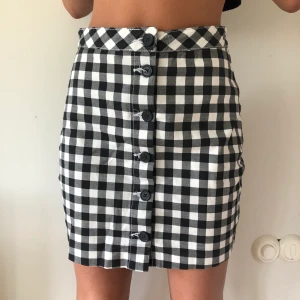 rutig hm kjol, 36 - jätte söt, rutig h&m kjol i strl 36, använd 1-2 gånger💖 buda från 90 kr