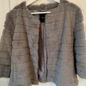 Pälsjacka - Säljer mina fina pälsjacka pga att jag inte använder den längre, lite kortare i ärmarna. Frakten tillkommer 😘