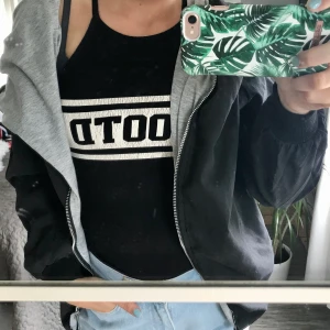 Cool jacka/tröja  - Svart jacka/tröja med insida grå och dragkedja hela vägen, storlek XL. Priset är exklusive frakt. 