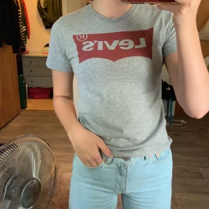 Grå Levi’s t-shirt - Använd ett fåtal gånger för några år sedan, köptes på piraia 2017. Storlek 10 barnstorlek vilket även passar ungefär xxs/xs. 