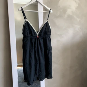 Enkel klänning från odd molly - Svart söt klänning från odd Molly. Knappt använd. Är storlek 4. Priset är inklusive frakt 