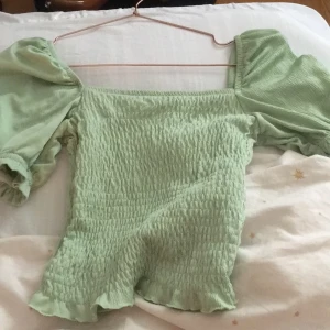 Mintgrön topp - Topp från Gina, köptes förra året. den är använd (det känns i materialet) men fof i väldigt bra skick! köparen står för frakt🌸💖