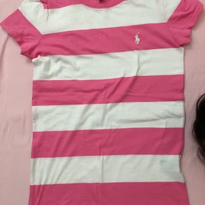 Ralph Lauren - T-shirt från Ralph Lauren i mycket fin skick. Det står storlek S, mer som XS. 