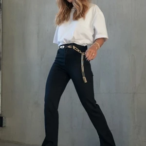 Hanna Schönberg X Nakd Jeans - Ledsamt så säljer jag mina favoriternas från Hanna Schönbergs första kollektion med NAKD. Jag säljer dem för att dom inte passar längre, de är i fint skick. Två av knapparna är lite skavda, skriv privat för mer bilder!