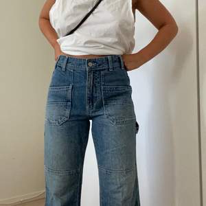 skitsnygga jeans i ett mjukt material! köpta för 700 i New York och väldigt sparsamt använda⭐️⭐️frakt tillkommer . Är 156 centimer:))