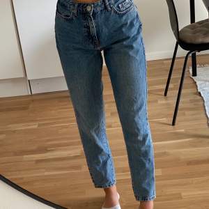 Säljer ett par blåa jeans från Gina Tricot i storlek 38, dem är endast använda ett fåtal gånger. Inte sönder någonstans, utan dem är hela och fina. Sköna att ha på sig, jag säljer dem för att dem tyvärr är lite förstora för mej 💜