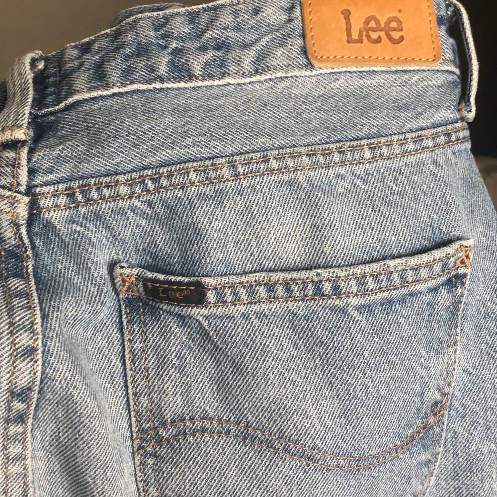 Knappt använda snygga jeans från Lee. Skulle uppskatta storleken till ca 29/32. Skriv för mer bilder, frakten står köparen för💗😊. Jeans & Byxor.