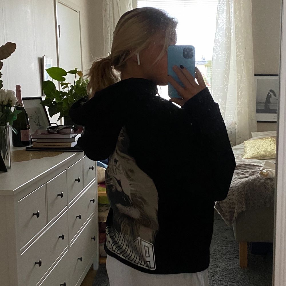 Säljer en supercool och skön oversized hoodie med tryck på ryggen!💖  den är köpt på afound och är från märket Nydén! Storlek xs, men som sagt är den oversized så på mig sitter den ungefär som en M. Möts helst upp i Stockholm, men kan även frakta 😄. Huvtröjor & Träningströjor.