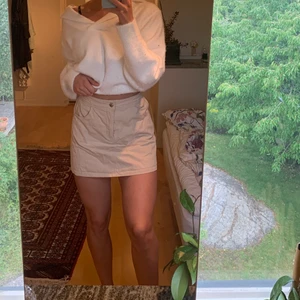 Beige kjol - Beige kjol från en gullig liten butik i Barcelona. Storlek står inte men passar mig som är XS-S. Resår i bakkant. 