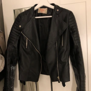 Moto jacket  - Helt oanvänd moto jacket i storlek 40. Säljer då det är fel storlek