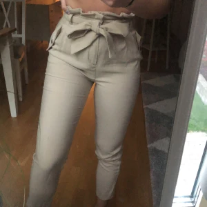 Byxor från hm - Beiga byxor från hm med knytning💞
