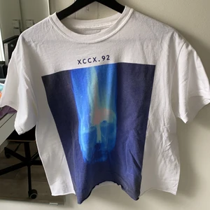 Urban outfitters t-shirt storlek S/M - T-shirt storlek S. Den är oversized från början men jag klippte av den så att den är ”normal” lång. Så skulle säga att det är som en M. Köpt på Urban outfitters 