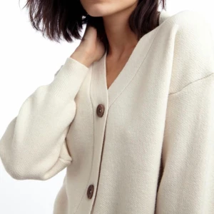 solveig knitted cardigan - En stickad kofta i mjuk kvalitet med knäppning med knappar fram. Koftan har lätt nedhasad axel. Strl XS men passar absolut alla mellan XS-M. Den är i fint skick och knappt andvänd🖤