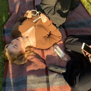 Brun kofta - Brun kofta från brandy Melville. På första bilden ser man hur den sitter på mig men skulle säga att den både passa mindre och större! Relativt oanvänd. Kan mötas upp i Stockholm annars står köparen för kostnad av frakt:)