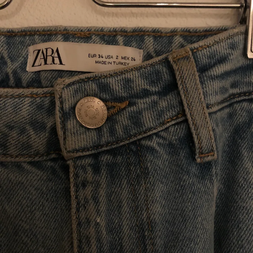 Säljer ett par skitcoola vintage zara jeans i storlek 34! Fint skick, endast använda ett fåtal gånger, säljer nu då de aldrig kommer till användning✨ köparen står för frakt! Skicka meddelade vid intresse🥰. Jeans & Byxor.