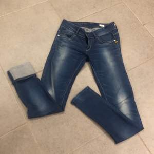 G-star jeans 💓 figursydda men väldigt långa då tanken är att man ska vika upp de eller klippa 🥰 knappt använda, nypris ca 1200kr 💕 mitt pris 300kr