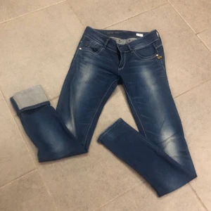 G-star jeans 3301 - G-star jeans 💓 figursydda men väldigt långa då tanken är att man ska vika upp de eller klippa 🥰 knappt använda, nypris ca 1200kr 💕 mitt pris 300kr