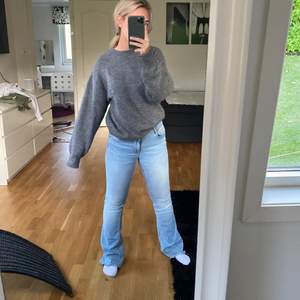 Säljer dessa bootcut jeans från Zara, storlek 36,             jag är 165 cm,  200kr + frakt 💗
