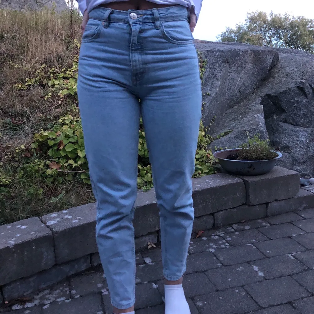 Skitsnygga blåa zara jeans i storlek 36. Endast använd några fåtal gånger. Väldigt sköna och sitter snyggt!💕💕 . Jeans & Byxor.