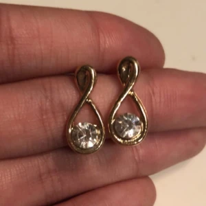 Oanvända örhängen - Örhängen som endast är provade. Guldfärgade med ”diamant” i mitten. Köparen står för frakt, ansvarar ej för postens slarv.