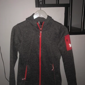 Märkesfleece 130kr - Fleecejacka/munkjacka. Nypris 700kr använd 2 ggr, för liten i stl. Skulle säga S!
