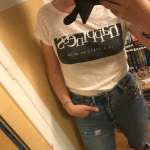 T-shirt strl Medium - Vit och svart t-shirt, knappt använd, passar nog en small också ✨ (frakt ingår ej)