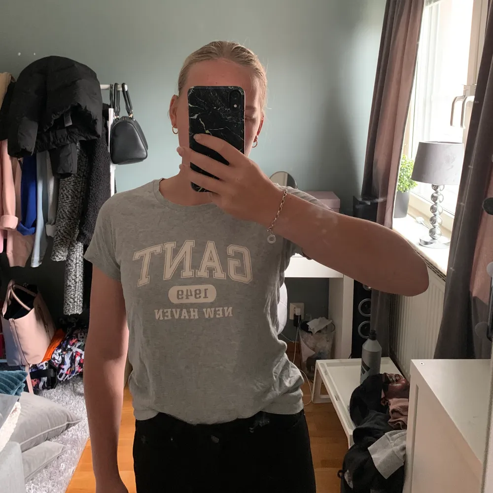 Gant t-shirt som är grå. Nypris 400. Märket har lite sprickor (mm sprickor, som inte syns när du har den på dig). . T-shirts.