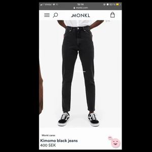 Jeans Monki - Momjeans från monki i modellen Kimomo. Säljer pga att de blivit för små. Storlek 28 och är för små för mig som oftast har 36 i 30 storlekar i byxor. Nästa aldrig använda så i väldigt bra skick. Kontakta för mer bilder och information. Köpare står för frakt.