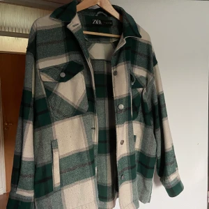 Rutig Jacka - Nu säger jag hejdå till min älskade jacka, tyvärr inte använd så mycket. Storlek XL rätt så stor men lagom att ja stora hoodies i om man själv är en L eller M. Hoppas på att jackan får ett nytt hem, där nån använder den mer✨