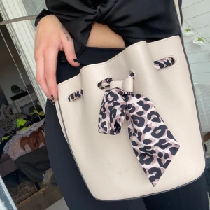 Väska  - Sååå söt väska från hm. Säljer för det inte är min stil längre, KNAPPT använd 💕