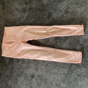 Rosa jeans - Gulliga rosa jeans med hål på knäna