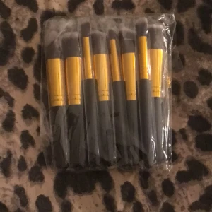 Oanvända Sminkborstar!! - Säljer 10 stycken helt oöppnade och oanvända sminkborstar. Äger redan detta borstset sedan innan och råkade köpa dubbelt, de är supermjuka och lätta att arbeta med, helt veganska dessutom!! Köparen står alltid för frakt!!🥰🥰