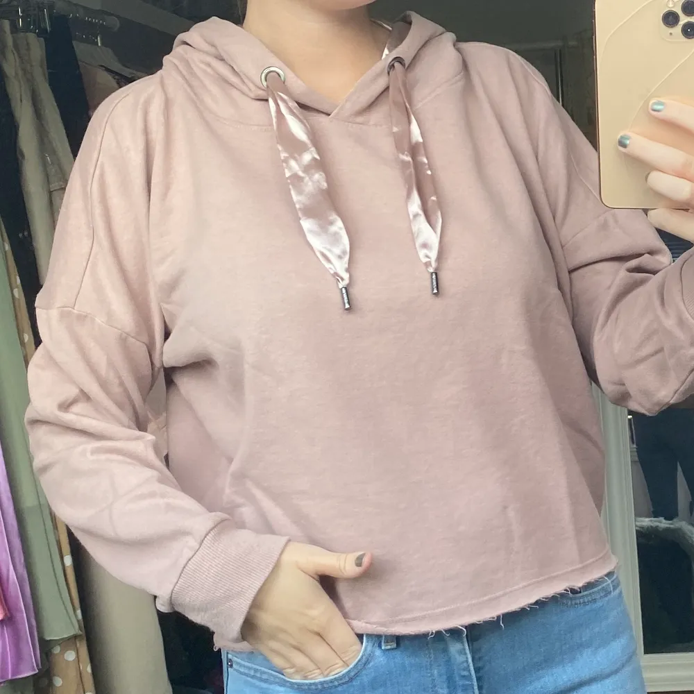 Rosa/beige hoodie från ONLY använd ca 3-4 gånger. Storlek M men passar även XS/S beroende på hur man vill att den ska sitta. Lite croppad i modellen🦋 skriv i DM vid intresse💗💗. Hoodies.