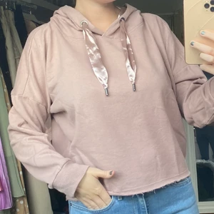 Hoodie ONLY  - Rosa/beige hoodie från ONLY använd ca 3-4 gånger. Storlek M men passar även XS/S beroende på hur man vill att den ska sitta. Lite croppad i modellen🦋 skriv i DM vid intresse💗💗