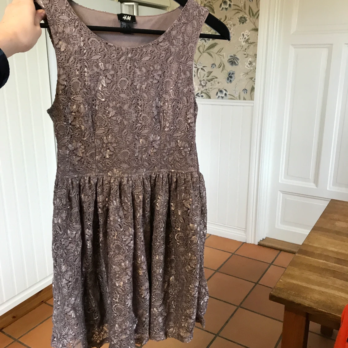 Spetsklänning i dämpad rosa - 90