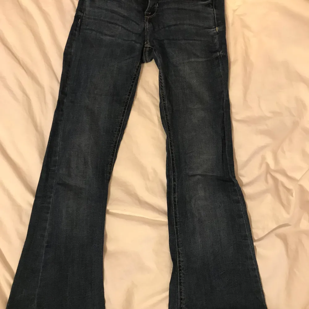 Blåa bootcut jeans, har använt 2 gånger så är ett bra skick, storlek 36 en aning små i storleken men är stretch bara, köptes för ett år sedan, originalpris 400kr. OBS bilden från hemsidan visar färgen på jeansen bättre.. Jeans & Byxor.