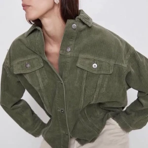 Grön Manchesterjacka zara  - Så fin manchesterjacka köpt från zara förra året men använd väldigt sällan så bra skick! Storlek xs men oversized 