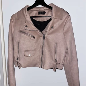 babyrosa biker jacka - Säljer min Rosa jacka (mocka) i strl 38 använd två gånger, i jätte bra skick. 
